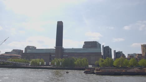 Vista-Desde-El-Barco-Sobre-El-Río-Támesis-Mostrando-El-Edificio-Tate-Modern-En-El-Horizonte-De-Londres