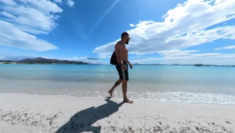 Hombre-Caminando-Por-La-Playa-De-Alcudia-En-Mallorca