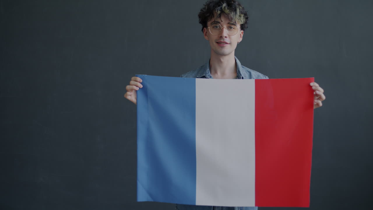 Uomo che tiene la bandiera francese