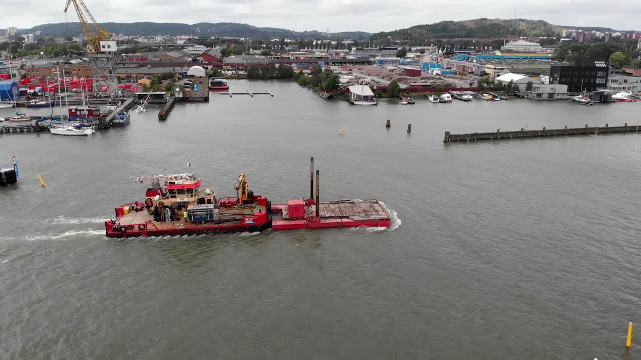 낮에 스웨덴 예테보리의 고타 강을 가로질러 항해하는 스퍼드 바지선