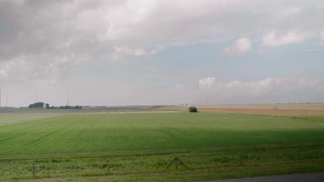 En-Este-Lapso-De-Tiempo-Del-Campo-En-El-Pólder-Holandés,-Vemos-Nubes-Que-Mueven-Sus-Sombras-Sobre-Las-Praderas