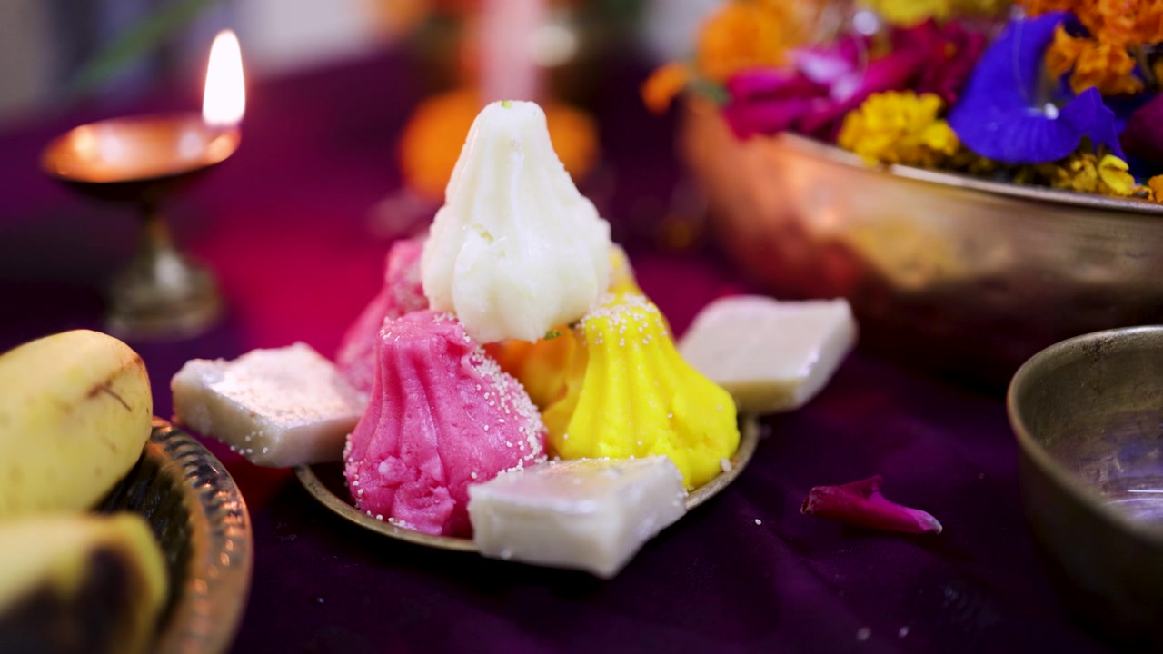 Dolci prasad del festival di Ganesh con modak e tradizionali mithai indiani.