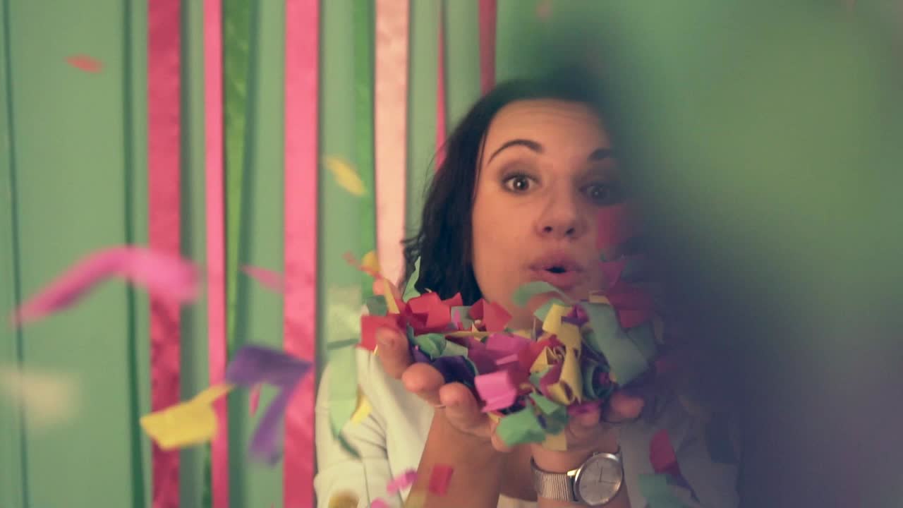 콩페티 를 가지고 축하 하는 여자