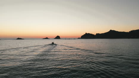 Antenne:-Sonnenaufgang-über-Dem-Wasser-Am-Strand-Von-Hahei,-Vorbei-An-Fischerboot-2