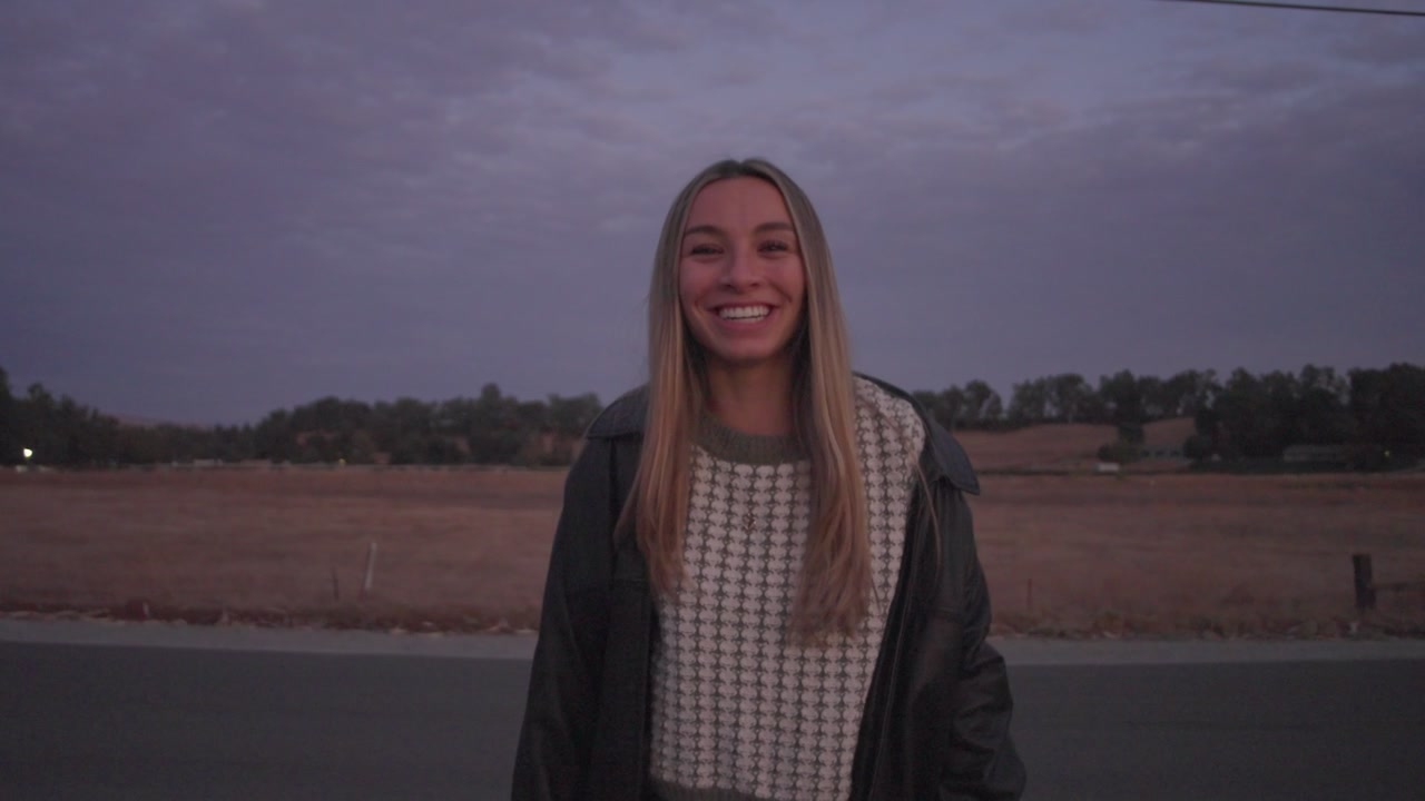 Sorriso femminile, scatto d'impatto nell'ora d'oro del tramonto v3