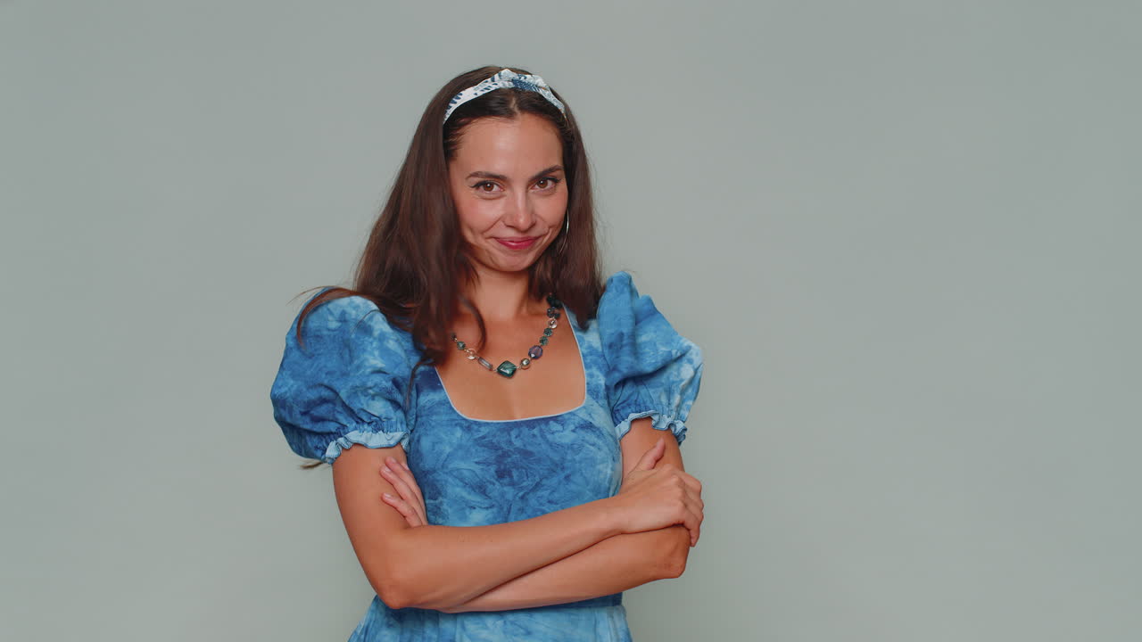 sonriente juguetona chica feliz parpadeando el ojo, mirando a la cámara con sonrisa, guiño, coqueteo, optimismo