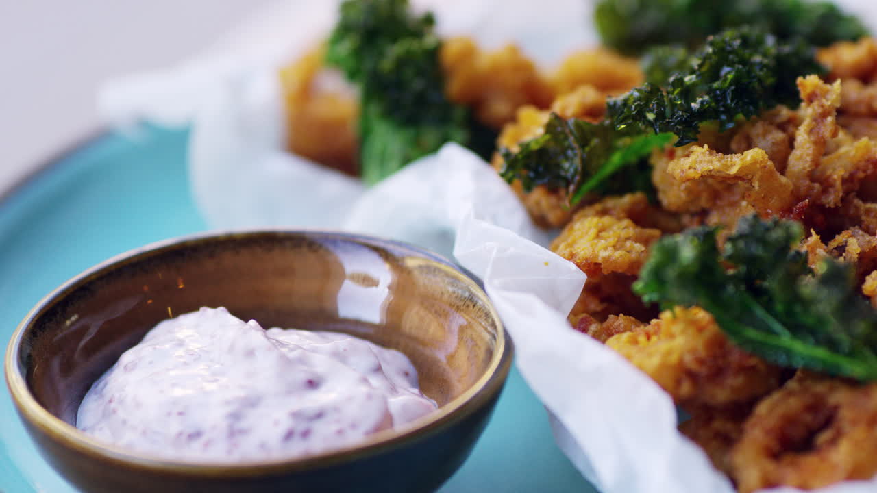 calamar frito con col y mayonesa de zumaque, muy de cerca, sartén