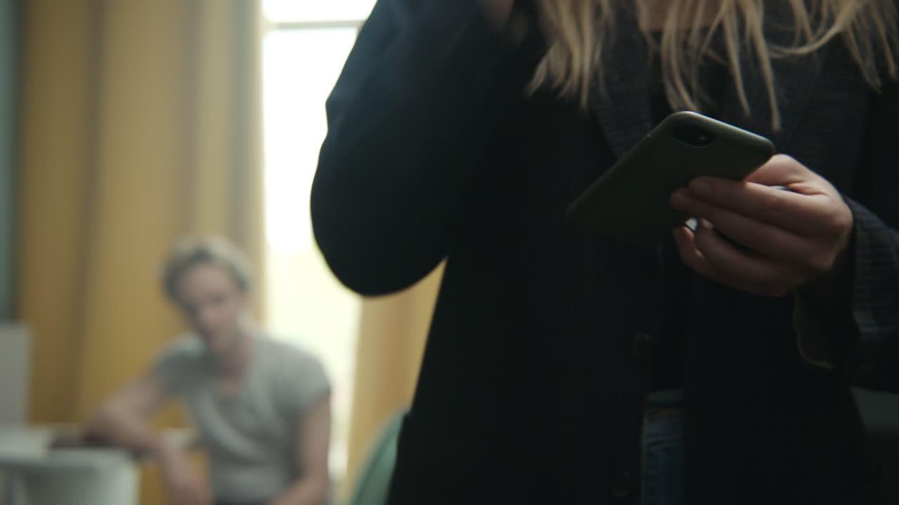 женщина использует смартфон в комнате