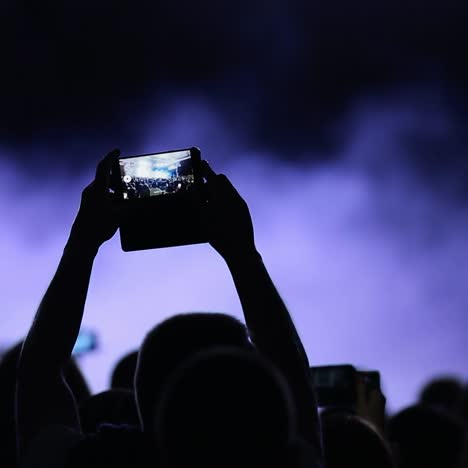 concert crowd filmed with smartphones