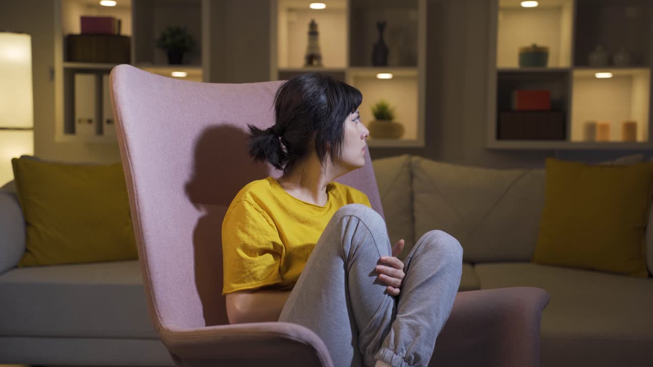 겁쟁이의 눈으로 주위를 둘러보는 젊은 여성.