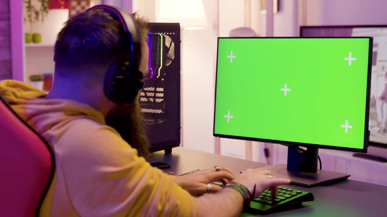 Potente desktop supporta il gaming accanto a un display verde sostituibile