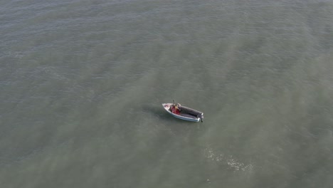 Fischer-Leert-Krabbenfangtopf-Auf-Kleinem-Offenem-Fischerboot,-Antenne