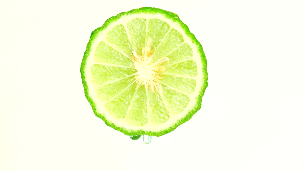 agua o aceites cayendo sobre una cal