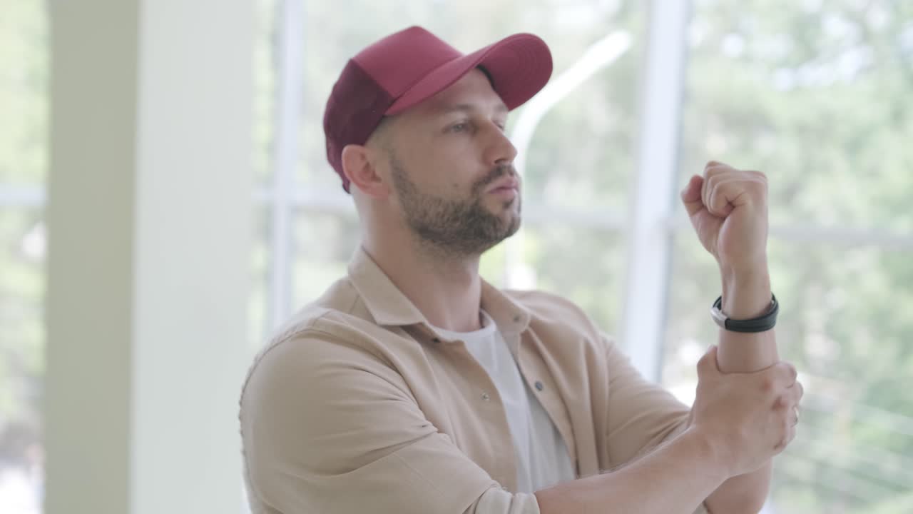 스타일리시한 젊은 남성 댄스 브레이크 댄스 및 안무. 공연, 움직임, 스타일 및 패션 개념