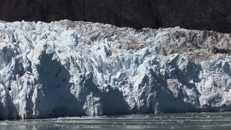 primer plano de la pared de hielo del glaciar margerie en un día soleado