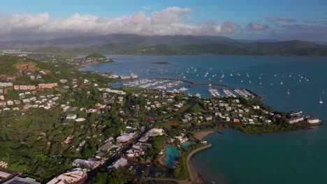 Airle-Bay-Strand-Lagune-Luftdrohne-Korallenmeer-Marina-Pionierbucht-Hafen-Cannonvale-Herz-Des-Great-Barrier-Reef-Whitsunday-Islands-Whitehaven-Sonnenaufgang-Morgennebel-Wolken-Anlegestelle-Segelboote-Rechtsbewegung