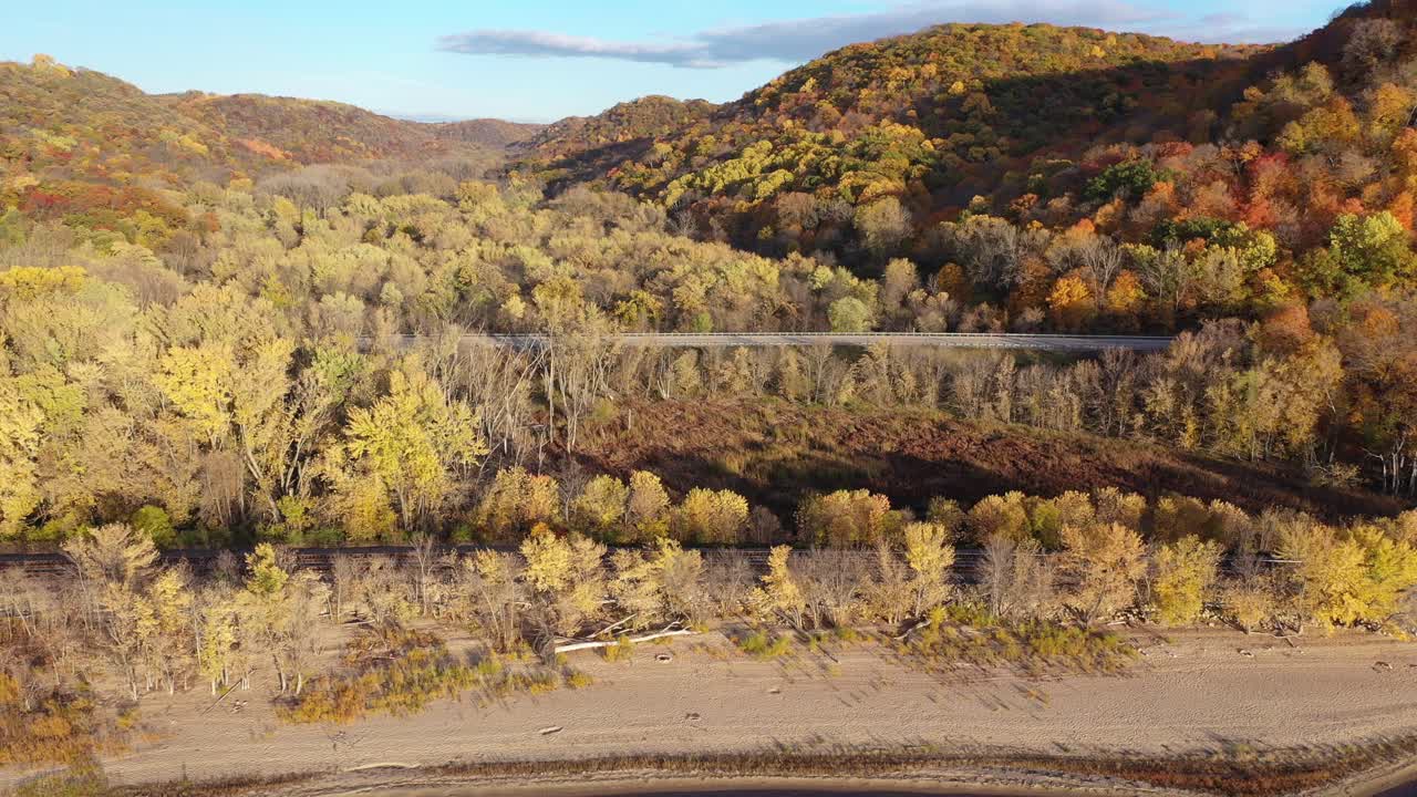 가을의 색과 강 계곡