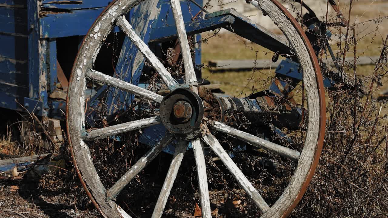 퀘벡 주 가티노에 있는 무어 농장 박물관의 키 큰 잔디 한가운데에 앉아 있는 오래된 나무 농장 수레