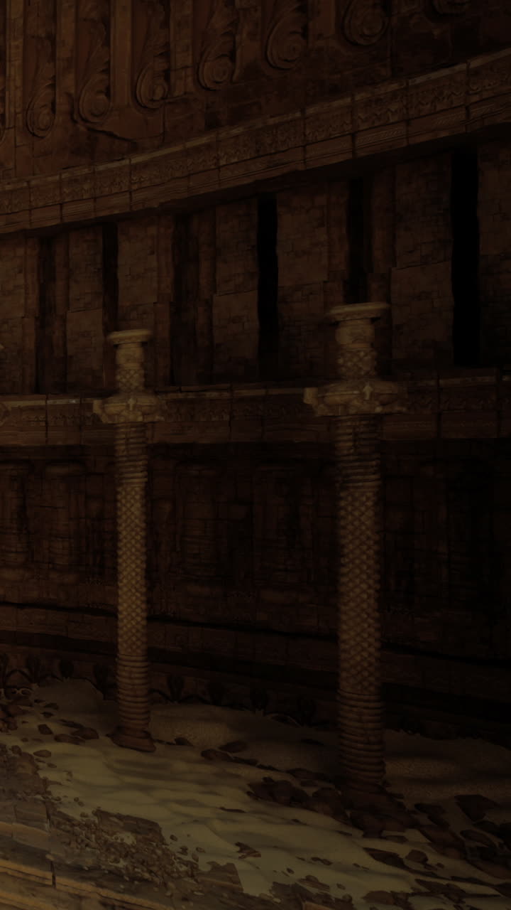 Antiche colonne si ergono in una grotta in penombra all'interno di un sito archeologico.
