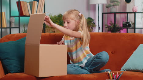 niña feliz compradora desempaquetando cajas de cartón entrega de paquetes compras en línea compra en casa