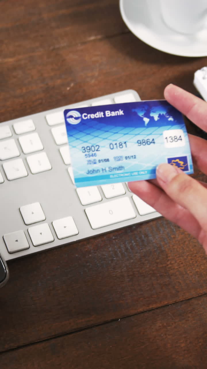 Donna d'affari che fa acquisti online con il cellulare e una carta di credito