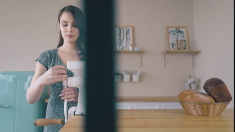 La-Mujer-Instala-El-Mango-Del-Molino-Harinero-Doméstico-En-Una-Mesa-De-Madera.