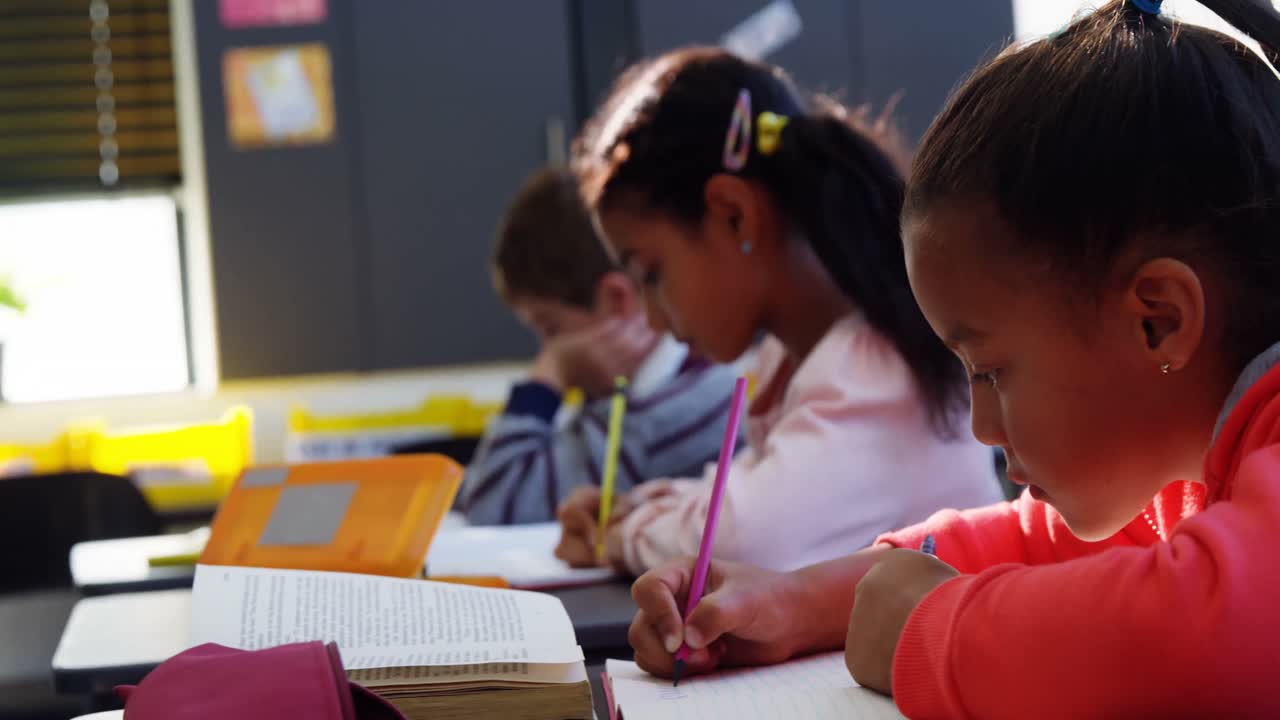 escolares atentos haciendo sus deberes en el aula