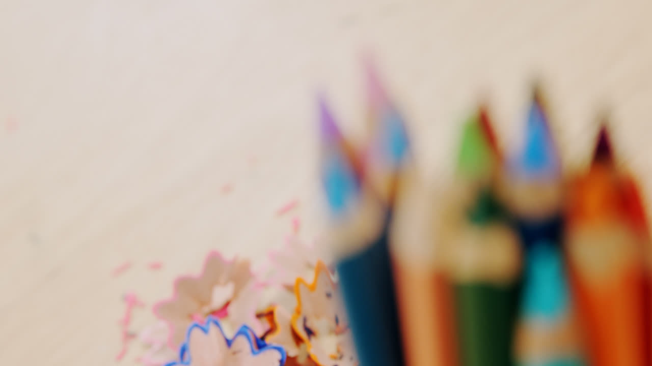 질이 있는 색의 연필 한 어리