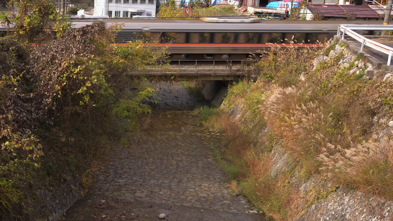 Un tren de cercanías local cruza un puente corto en la ciudad de Nagiso, en Nakasendo
