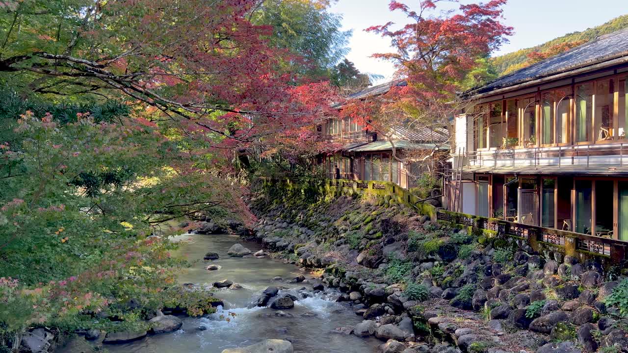 hermoso paisaje de otoño en shuzenji onsen con típico ryokan y río