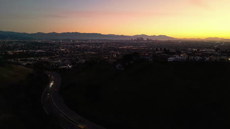 Atardecer-Panorámico-Aéreo-De-Drones-En-Los-Ángeles,-California,-Keeneeth-Hahn,-Ladera-Heights,-Destino-Turístico-Recreativo,-Fondo-De-Montaña,-Horizonte-De-Gradiente-Dorado.