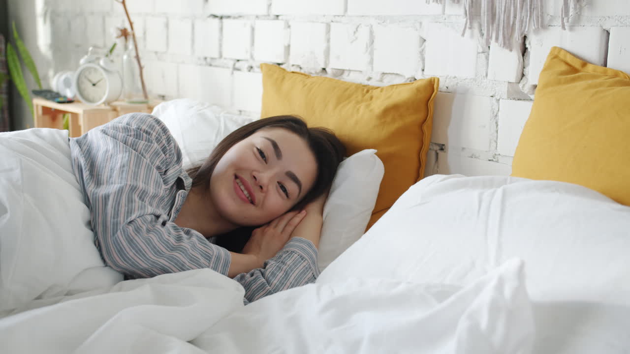 아침에 침대에서 휴식을 취하는 여자