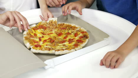 Close-up-on-family-taking-a-pizza-slice