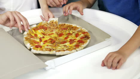 de cerca en la familia tomando una rebanada de pizza