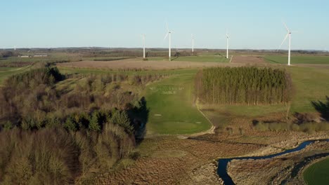 Hierba-Verde-Y-Bosques-En-Un-Campo-De-Golf-Imágenes-De-Drones