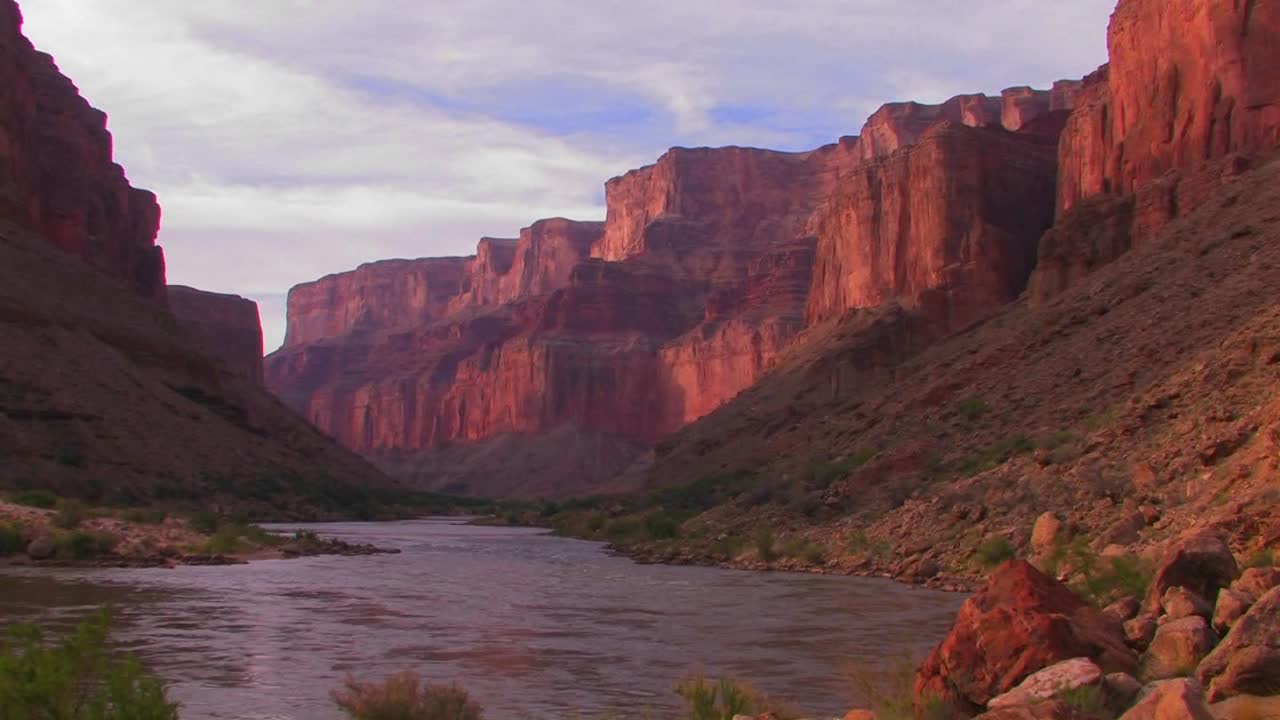 el río colorado fluye a través de un hermoso tramo del gran cañón