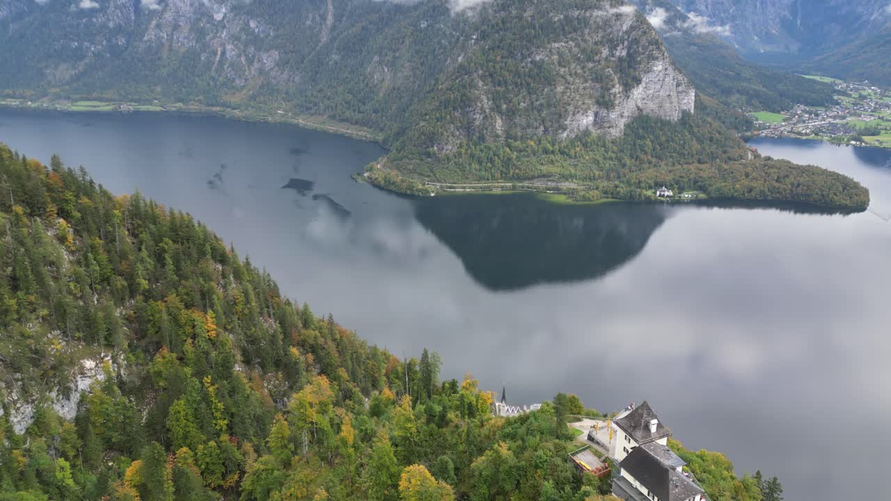 Piattaforma panoramica Hallstatt Skywalk e villaggio nelle Alpi austriache - Aereo 4k.