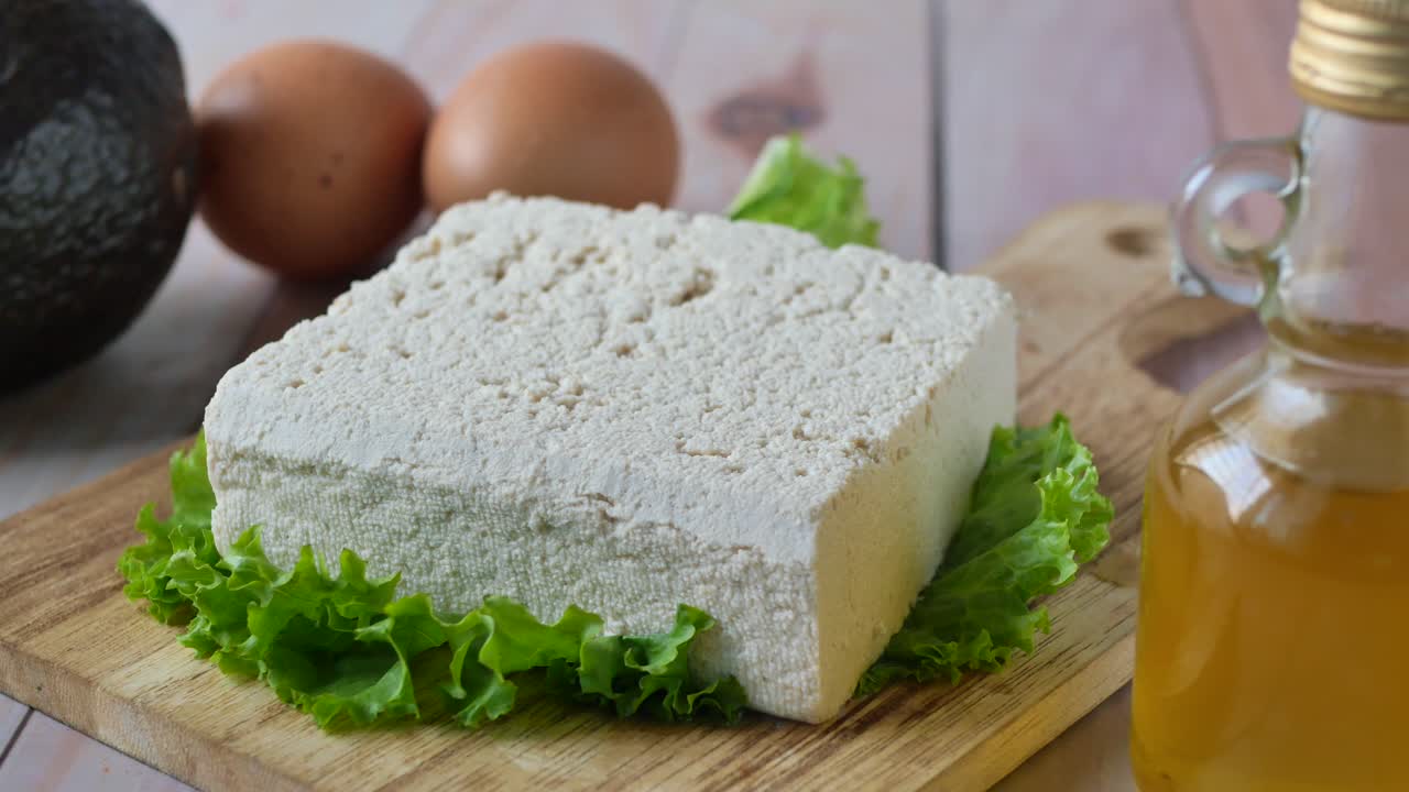 Fetta di tofu, uovo e olio sul tavolo