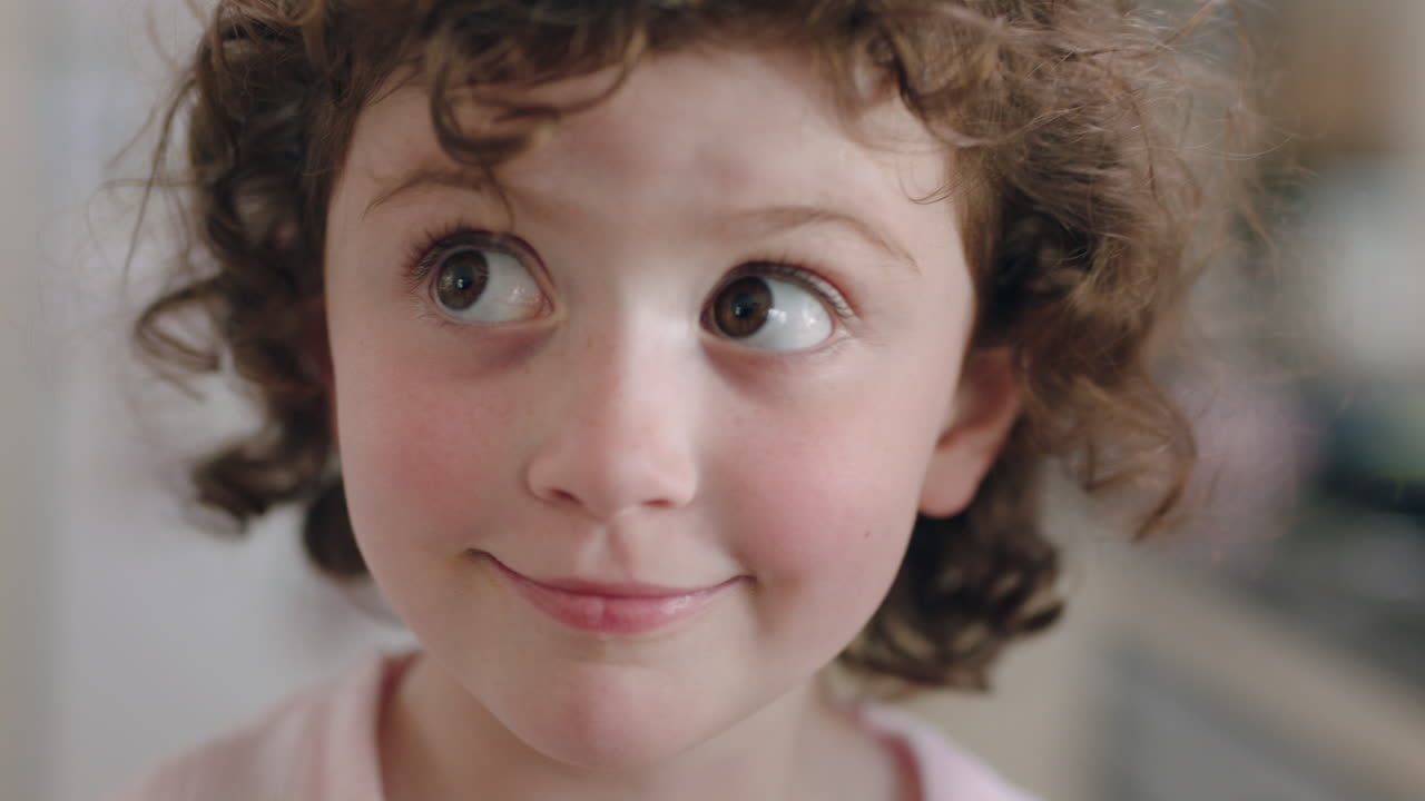 ritratto bella ragazza felice sorridente bambino che fa facce con espressione carina guardando la telecamera godendo della felicità infantile