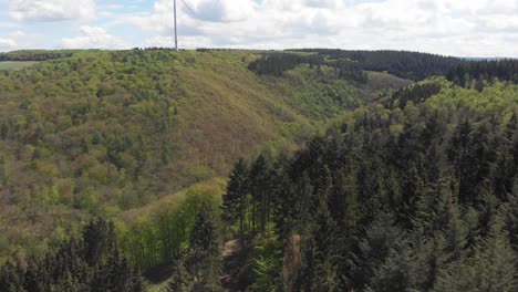 Vista-Panorámica-Aérea-Del-Largo-Puente-Colgante-Geierlay-Y-Los-Campos-Y-Montañas-Que-Lo-Rodean