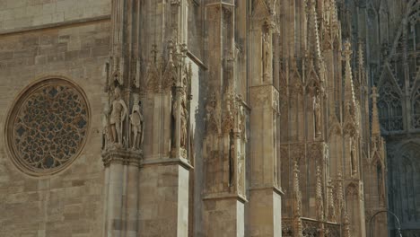 arquitectura gótica detallada con estatuas ornamentadas y ventana de rosas en viena