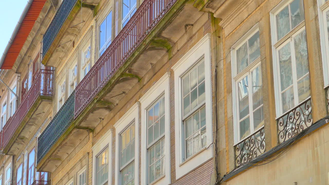 fachada de arquitectura histórica y ventanas de vidrio en oporto, portugal