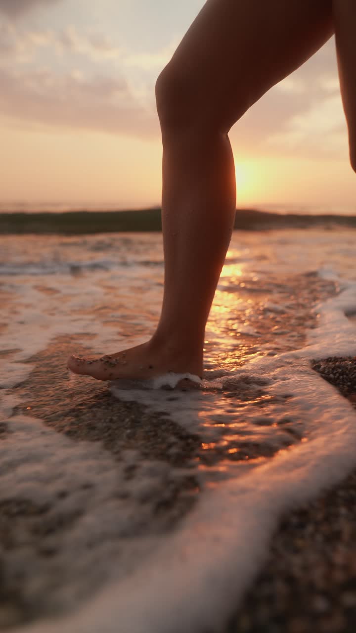 paseo por la playa al atardecer