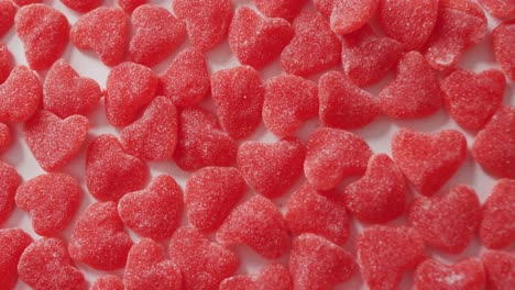 Dulces-En-Forma-De-Corazón-Sobre-Fondo-Rosa-En-El-Día-De-San-Valentín