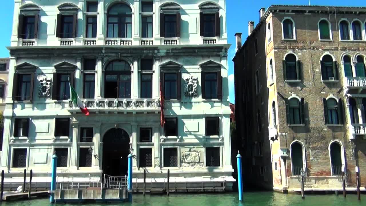 이탈리아 베네치아 의 그랜드 운하 를 따라 항해 하고 궁전적 인 건물 들 을 지나