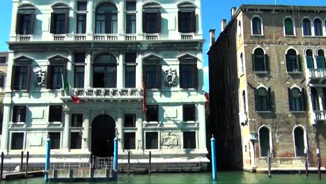 Cruising-and-tracking-down-The-Grand-Canal-in-Venice,-Italy-past-palatial-buildings