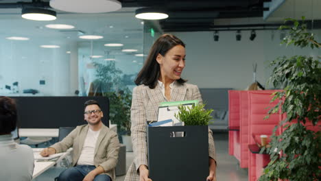 empleado que abandona la oficina