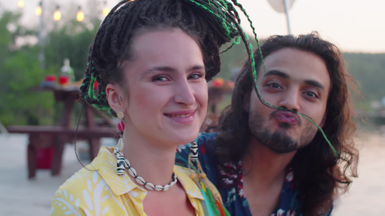 портрет позитивного разнообразного мужчины и женщины на пирсе озера