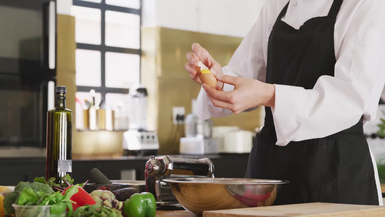 계란을 부러뜨리는 요리사