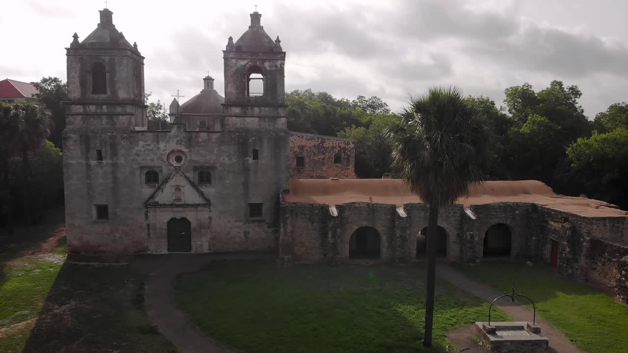 Sagomata contro il sole del mattino, la pacifica Missione Concepcion è la più antica chiesa in pietra non restaurata d'America a San Antonio, Texas.